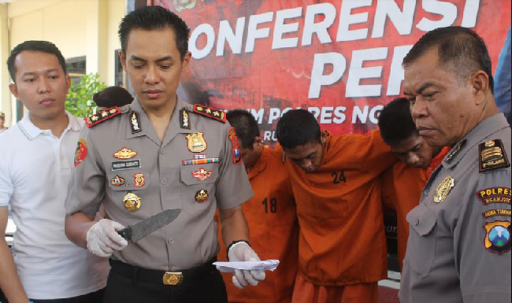 Kapolres Nganjuk AKBP Handono saat menunjukan BB sajam yang digunakan kawanan begal. foto: BAMBANG/ BANGSAONLINE