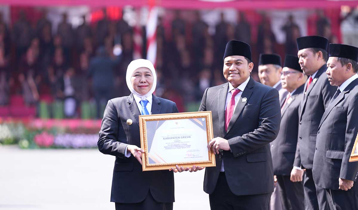 Ketua DPRD Gresik saat menerima penghargaan dari Gubernur Khofifah. Foto: Ist