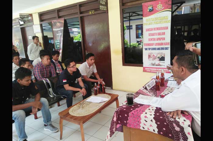 BEM Universitas Madura saat melakukan audensi di Polres Pamekasan.