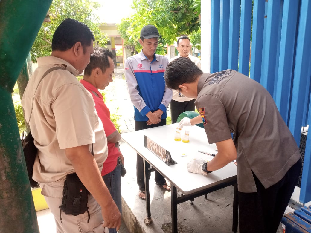 Tes urin dan kesehatan yang dilakukan Polres Ngawi kepada para sopir angkutan umum di terminal Kertonegoro