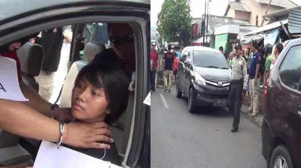 Salah satu adegan rekonstruksi. Tampak warga juga ikut menonton rekonstruksi yang membuat arus lalulintas macet. foto: ekoyono/ BANGSAONLINE