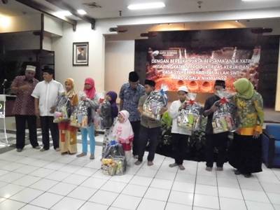 ?

Anak yatim piatu menadapatkan bingkisan dari PDAM. Foto:maulana/BANGSAONLINE