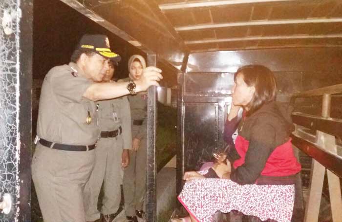 Kepala Dispol PP Gresik Ahmad Nuruddin saat menginterogasi salah satu pramusaji. foto: SYUHUD/ BANGSAONLINE
