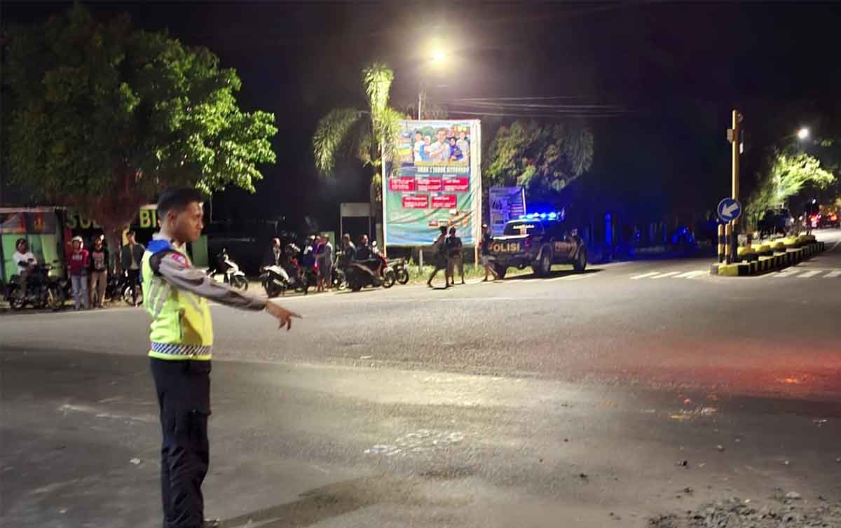 Petugas dari Satlantas Polres Situbondo saat menunjukkan lokasi kecelakaan.