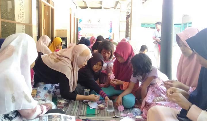 Ibu-ibu di Desa Konang saat mempraktikkan cara daur ulang sampah plastik menjadi barang-barang bernilai ekonomis.