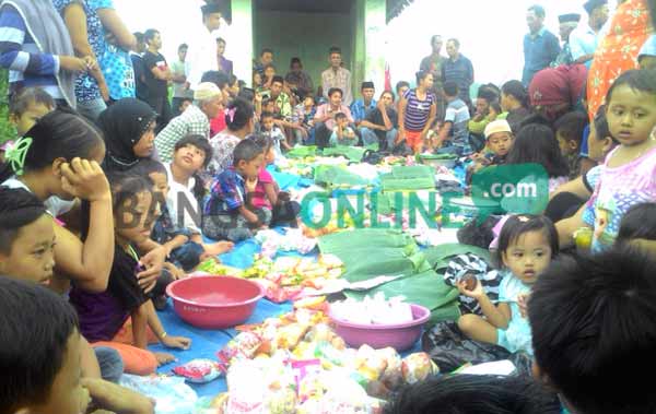 Para warga saat berkumpul untuk menggelar doa bersama. foto: arif kurniawan/BANGSAONLINE