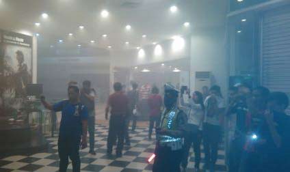Asap yang menyebar di lantai 2 Delta Plaza Surabaya.