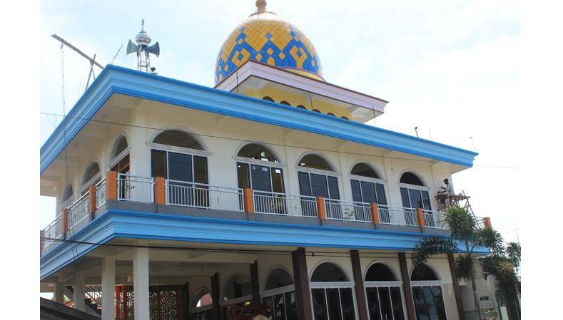 Seorang pekerja melakukan pengecetan Masjid Baitus Shiddiqiin Desa Wonoayu Rt 3 Rw 3 Kec.Wonoayu Sidoarjo. foto: Nanang Ichwan/BangsaOnline