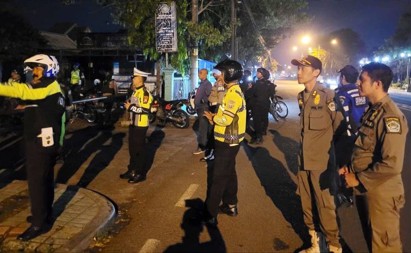 Kegiatan penertiban Warkop di Jalan Trunojoyo Pamekasan yang buka hingga lewat tengah malam