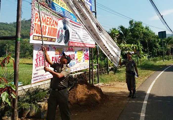 Sejumlah petugas Satpol PP saat melakukan penertiban. 