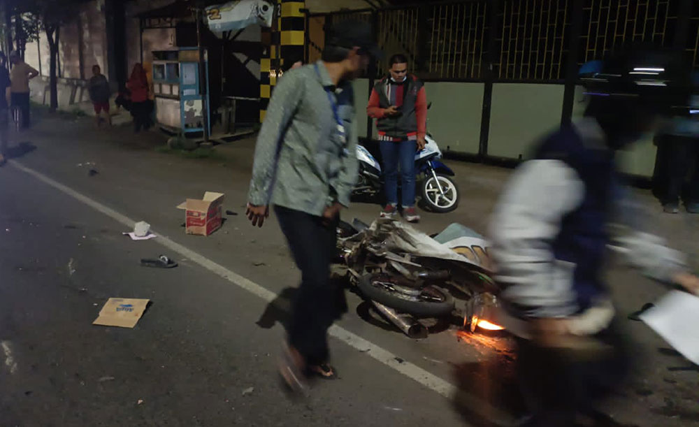 Polisi yang tiba di lokasi kejadian melakukan olah TKP.