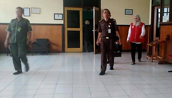 Terdakwa Septi Handayani (mengunakan rompi merah) usai melaksanakan sidang di PN Sidoarjo. foto : nanang ichwan/ BANGSAONLINE