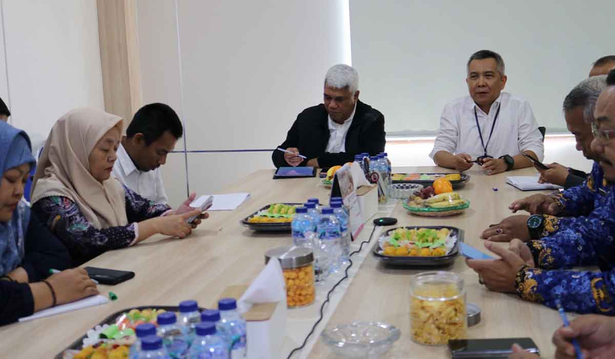 Jajaran Kantah Kabupaten Pasuruan saat menerima kunjungan Tim Monitoring dan Evaluasi dari Kanwil BPN Jatim.