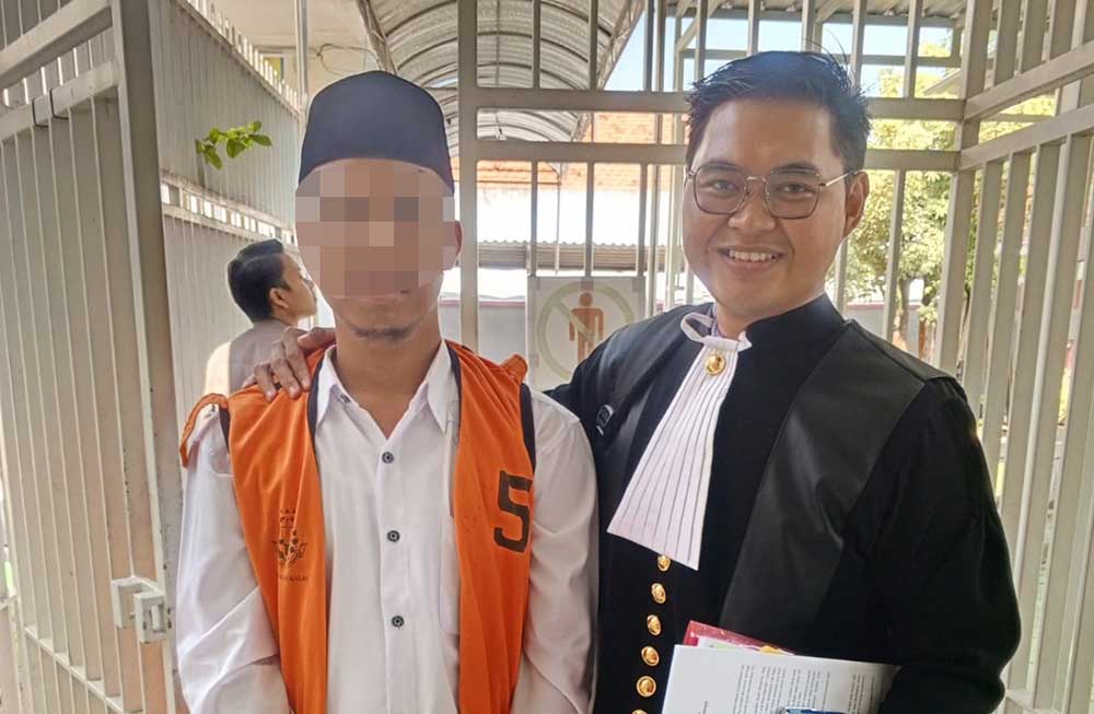 Kuasa hukum, Moh. Lu’ay Khoironi (kanan) saat mendampingi terdakwa di PN Bangkalan