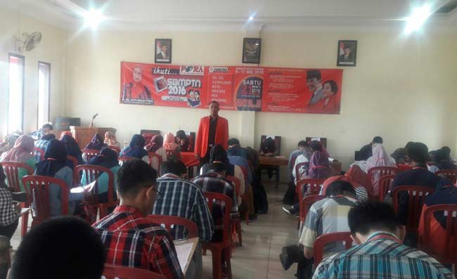 Para peserta ketika ikuti try out masuk PTN yang digelar di kantor DPC PDIP Gresik. foto: syuhud/ BANGSAONLINE