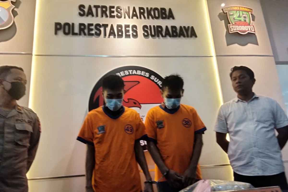 Dua bandar sabu yang ditangkap Polrestabes Surabaya, Selasa (28/2/2023)