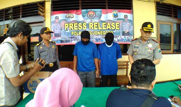 PENGGUNA: Dua tersangka saat diekspos di Mapolres Bojonegoro. foto: eky nurhadi/ BANGSAONLINE