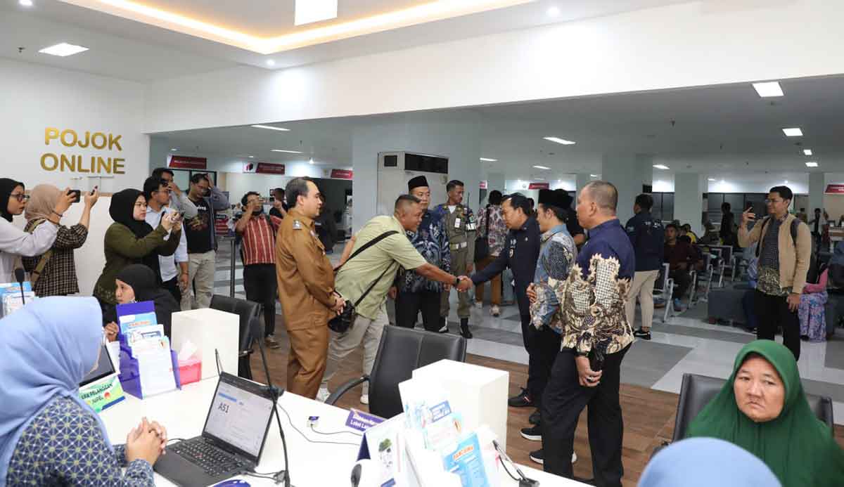Komisi A DPRD Jatim didampingi Wakil Wali Kota Malang bersama Kepala Disnaker PMPTSP Kota Malang mengunjungi loket pelayanan BPJS Kesehatan di MPP Merdeka.