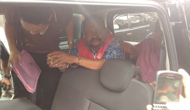 DITAHAN: Tersangka Abdul Karim Amrullah, saat dimasukkan ke untuk dijebloskan penyidik ke Rutan Medaeng, Sidoarjo. foto: NANANG ICHWAN/ BANGSAONLINE