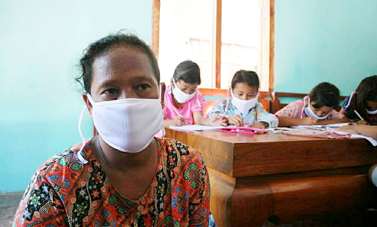 Karlik saat menemani anaknya belajar secara daring. (foto: ist).