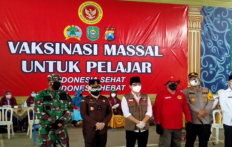 Kepala BIN Jawa Timur Marsekal Muda TNI Rudy Iskandar (baju merah) bersama Forkopimda Trenggalek. (foto: HERMAN/ BANGSAONLINE)