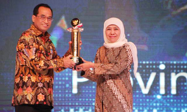 Menteri Perhubungan, Budi Karya Sumadi saat memberikan penghargaan Wahana Tata Nugraha Wiratama kepada Gubernur Jawa Timur Khofifah Indar Parawansa Jakarta Convention Center (JCC), Jakarta, Minggu (15/9/2019). foto: istimewa/ bangsaonline.com