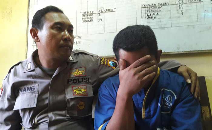 Kadi Winarso saat diamankan  di Mapolres Pasuruan.