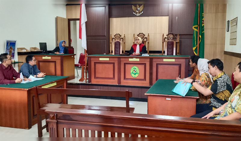 Hakim Rina Indrajanti, S.H. saat memimpin sidang praperadilan Sekda Gresik Andhy Hendro Wijaya. foto: SYUHUD/ BANGSAONLINE