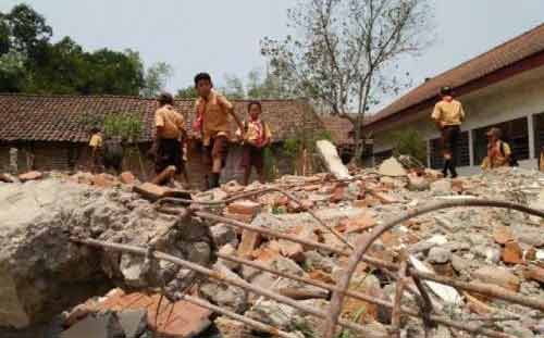 PUING BANGUNAN: Gundukan tembok ruangan perpustakaan SDN Pakis II di Dusun Bancang, Desa Pakis, Kecamatan Trowulan, Mojokerto. foto: beritajatim
