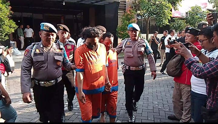 Pelaku saat digelandang di Mapolresta Sidoarjo