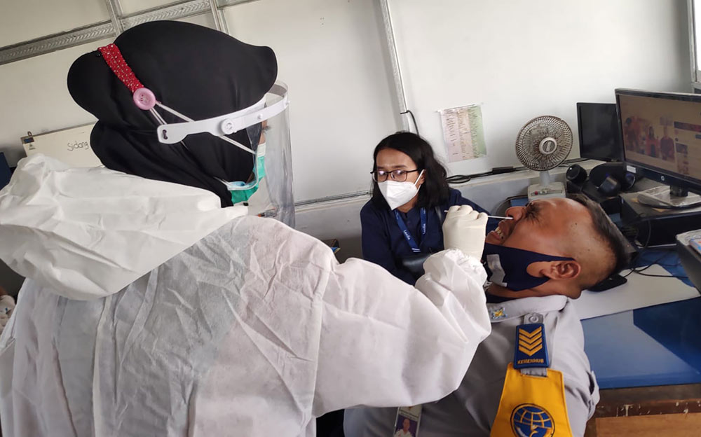 Salah satu petugas Terminal Patria Kota Blitar saat sedang menjalani rapid test antigen.