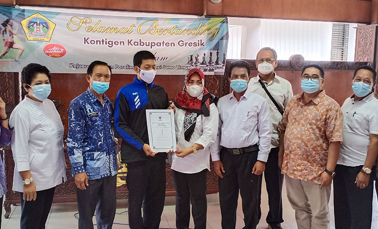 Ketua KONI Gresik dr. Anis Ambiyo Putri saat melepas atlet NPCI di Pendopo Bupati Gresik. (foto: SYUHUD/BANGSAONLINE)
