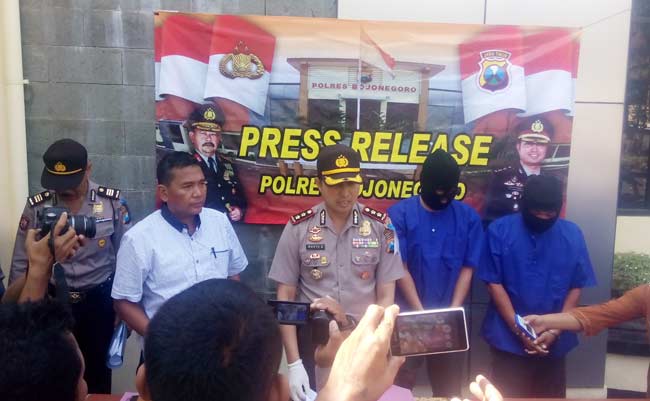 Kapolres Bojonegoro, AKBP Wahyu Sri Bintoro saat menggelar press release dua pencuri sepeda motor. foto: eky nurhadi/ BANGSAONLINE