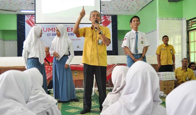 Direktur Teknologi dan Pengembangan PG, Arif Fauzan saat jadi  pembicara di SMA Negeri 1 Gresik. foto: SYUHUD/ BANGSAONLINE