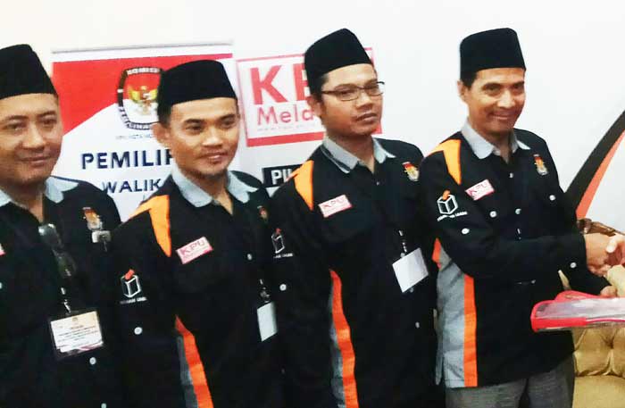 Saiful Amin Sholikin dan empat komisioner KPU. foto: YUDI EP/ BANGSAONLINE