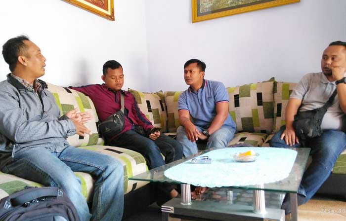 Lalan (paling kiri) anak yang tega menggugat ibunya sendiri saat ditemui di rumahnya.