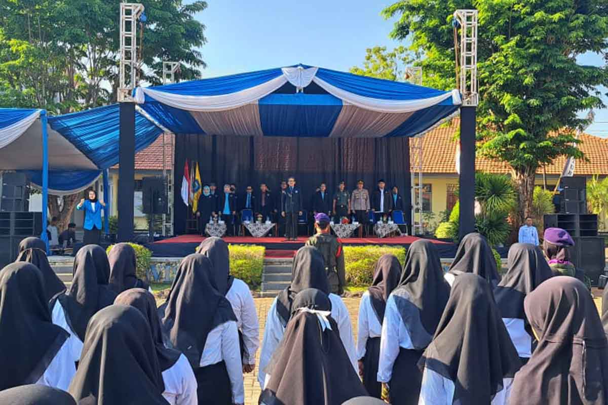 679 Mahasiswa Unirow Tuban Ikuti PKKMB di kampus setempat.