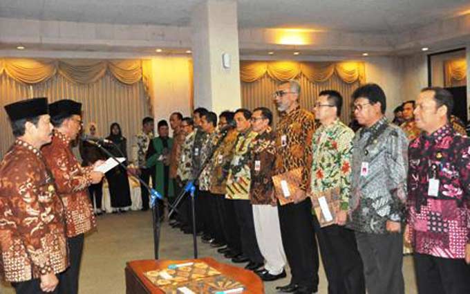 Bupati Gresik Sambari saat mengambil sumpah jabatan 14 pada mutasi, Jumat (8/6) lalu. foto: SYUHUD/ BANGSAONLINE