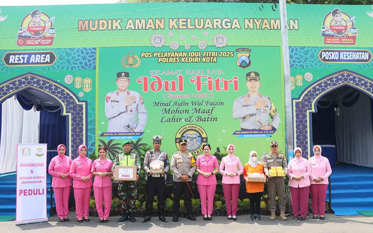 Kapolres Kediri Kota dan Ketua Bhayangkari saat Kunjungi Pos Pam dan Pos Yan. Foto: Ist