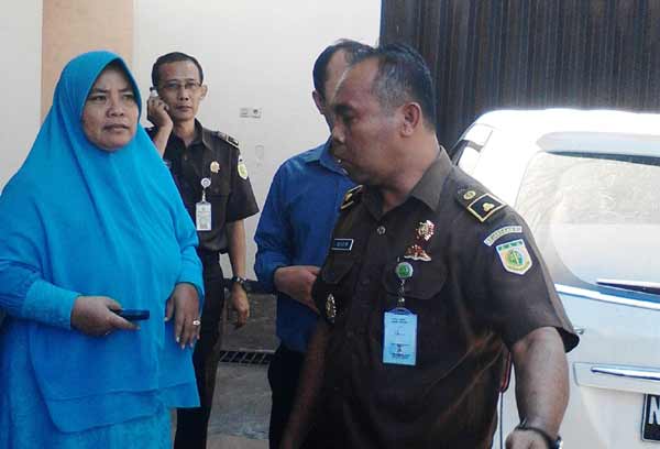 Tersangka Sundahyati bersama Kasi Pidsus La Ode Muhammad Nusrim SH dan JPU Wido Utomo, SH sebelum dijebloskan dalam tahanan, siang tadi (4/8). Foto: nanang ichwan/BANGSAONLINE