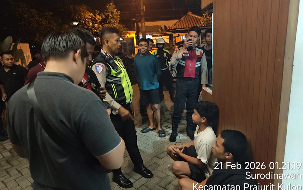 Petugas mengamankan sejumlah remaja yang dicurigai hendak melakukan perang sarung.