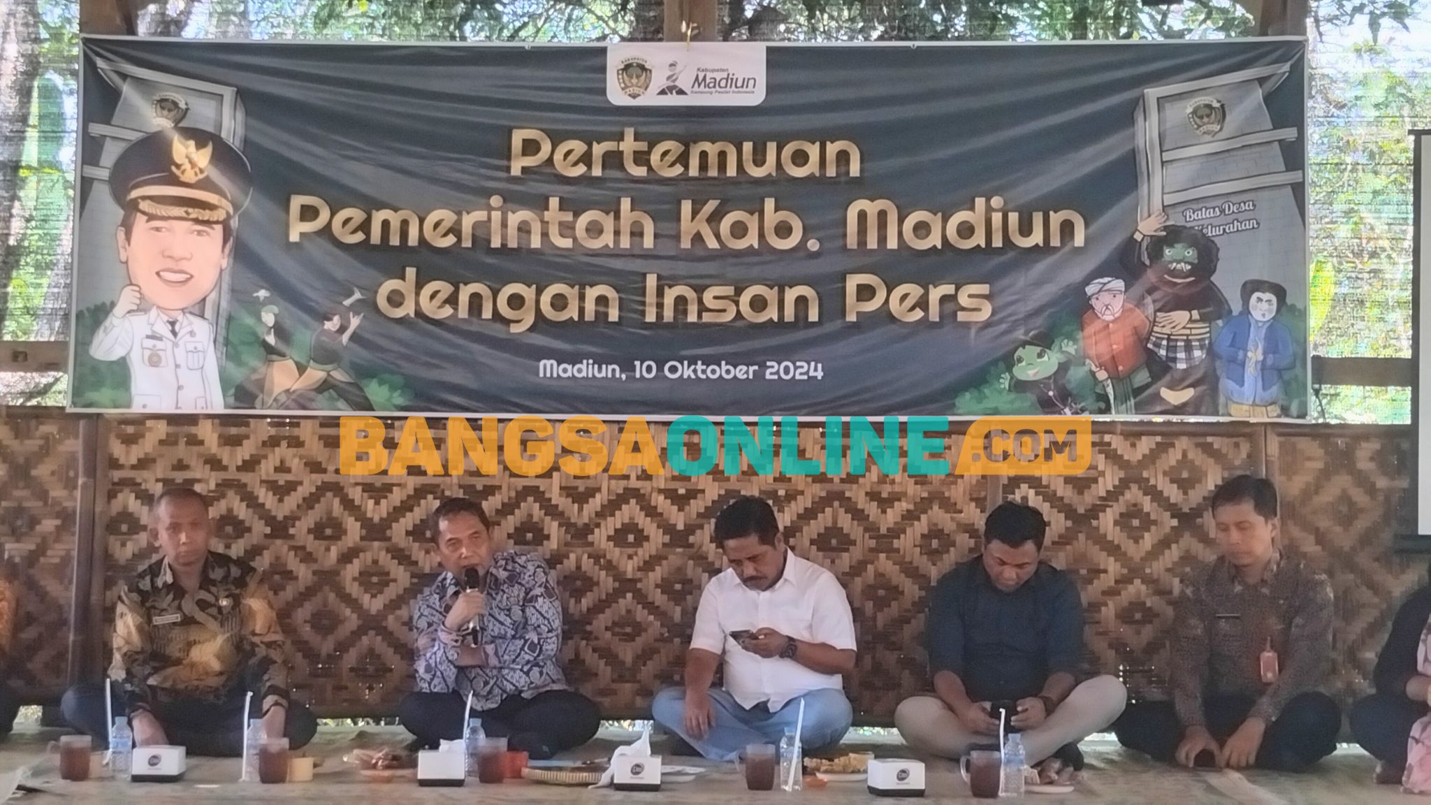 Pj Bupati Madiun, Tontro Pahlawanto di acara pertemuan dengan insan pers. Foto: Hendro Suhartono/BANGSAONLINE