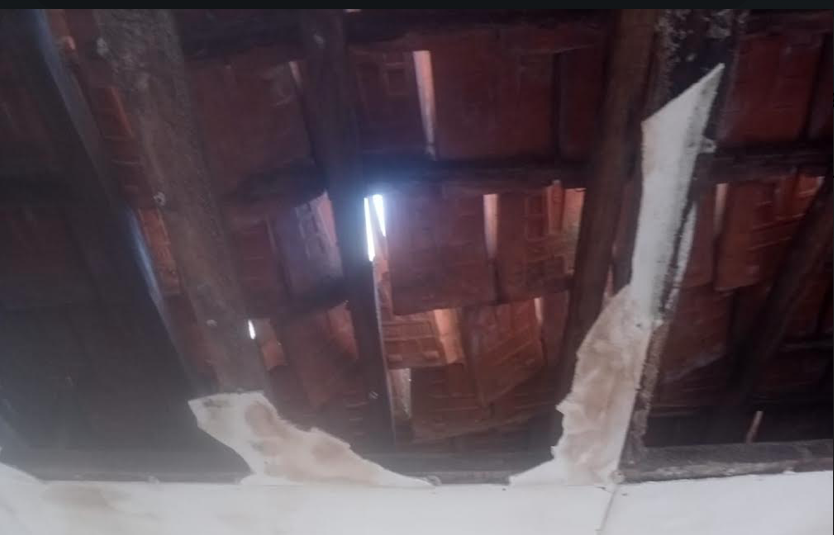 Salah satu bagian atap gedung SD Negeri Asmoro Bangun 4 yang bocor dan plafon yang jebol (dok. Ist)