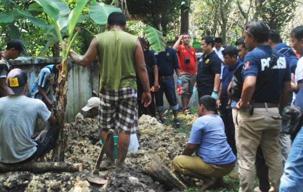 Proses pembongkaran bayi yang dibuang di sungai Sine di Pemakaman Desa Dungus. foto: ZAINAL ABIDIN/ BANGSAONLINE