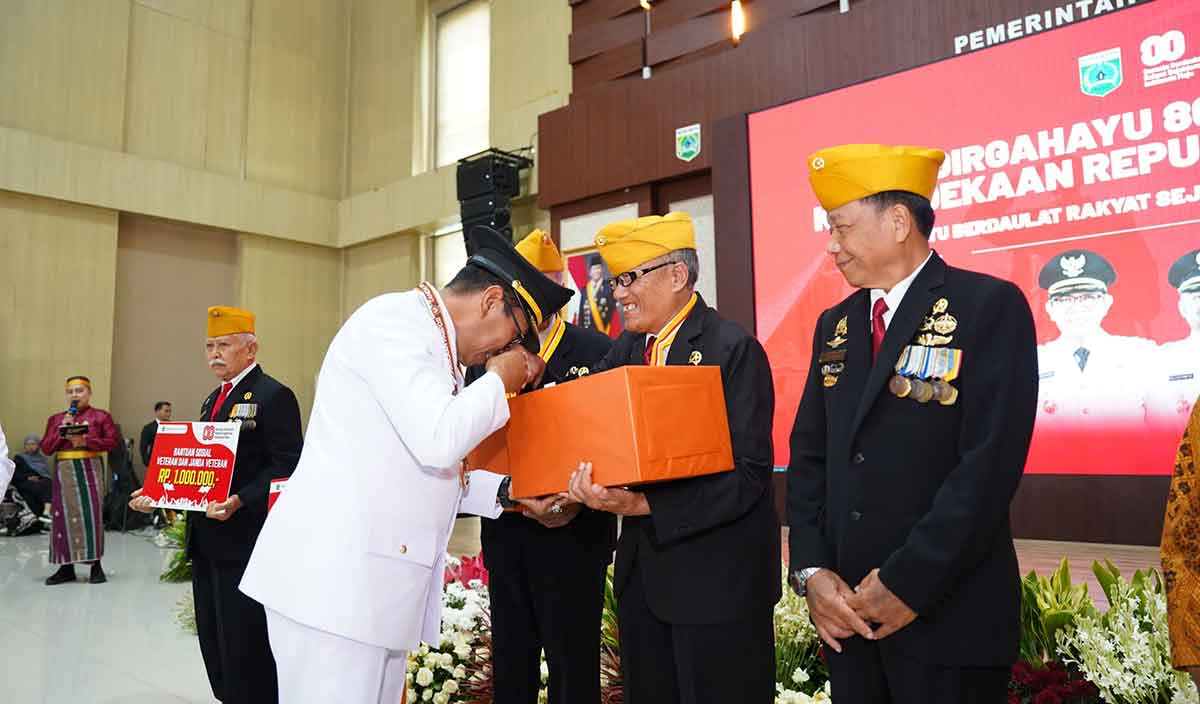 Wali Kota Batu saat bertemu para veteran di Tasyakuran HUT ke-80 RI.