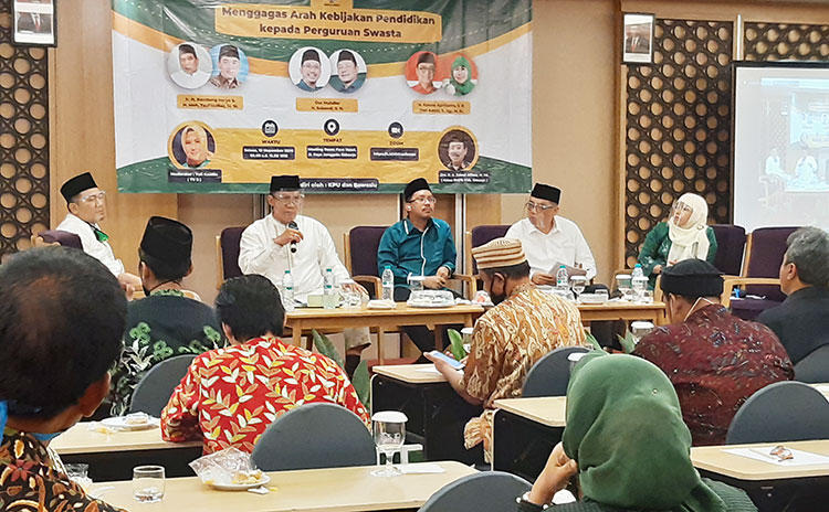 ADU PROGRAM: Tiga paslon Pilbup Sidoarjo 2020 memberi paparan di FGD BMPS Sidoarjo, Selasa, (10/11). foto: MUSTAIN/ BANGSAONLINE
