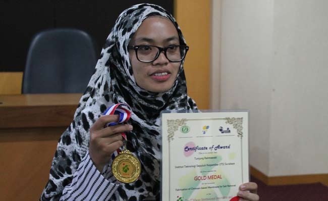 Tunjung Rahmawati menunjukkan piagam dan medali emasnya