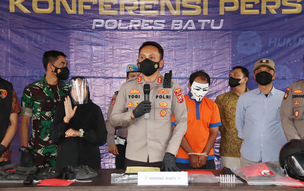 Kapolres Batu AKBP I Nyoman Yogi Hermawan saat memimpin rilis pers terkait ungkap kasus terduga pembawa senjata api (senpi) rakitan di Jalan Raya Pandanrejo, Kecamatan Bumiaji, Kota Batu, Jum’at (14/1/2022). Foto: bangsaonline.com