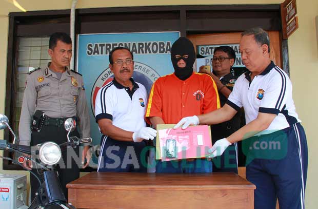 Tersangka saat dirilis di Mapolres Ngawi. foto: ZAINAL ABIDIN/ BANGSAONLINE