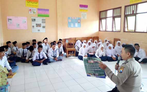 Satbinmas Polres Situbondo saat memberikan penyuluhan tentang pencegahan kenakalan remaja, peryalahgunaan narkoba, dan pergaulan bebas, kepada ratusan siswa.